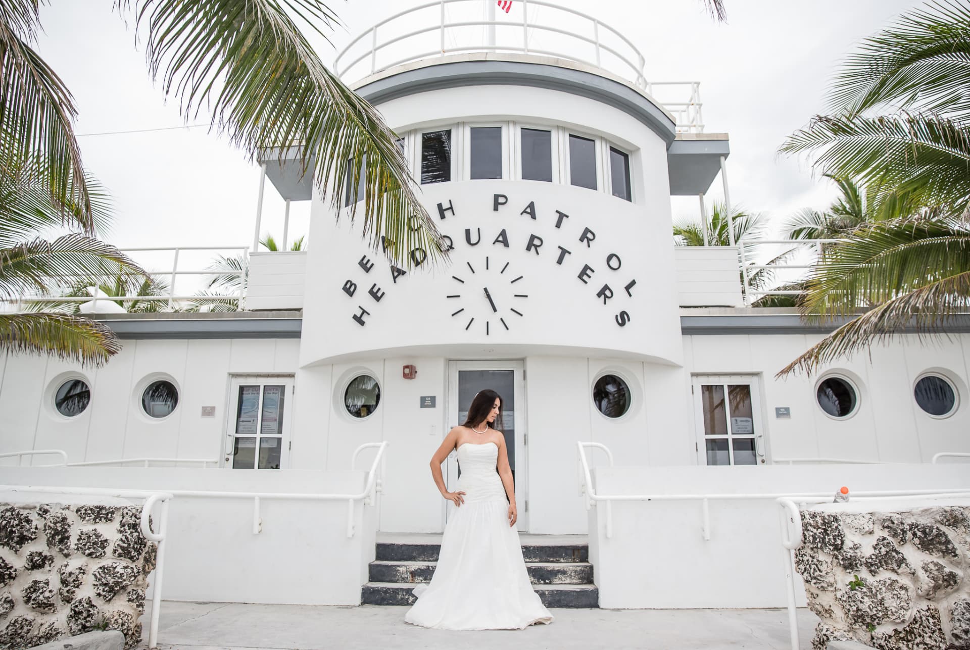 Novia frente al histórico edificio de Miami Beach durante una sesión postboda