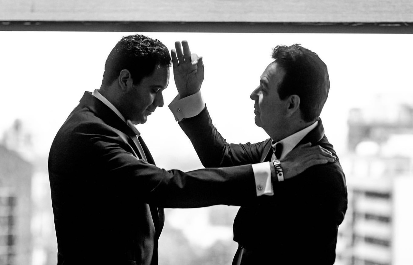 Padre e hijo en un momento emotivo antes de la boda