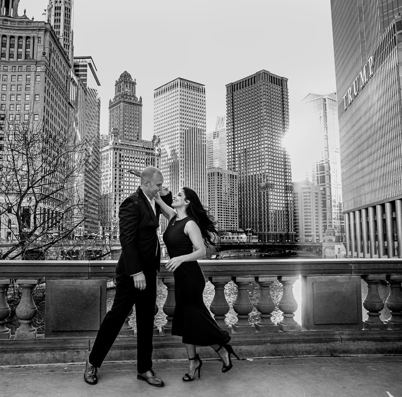Novios bailando frente al skyline de Chicago, sesión save the date