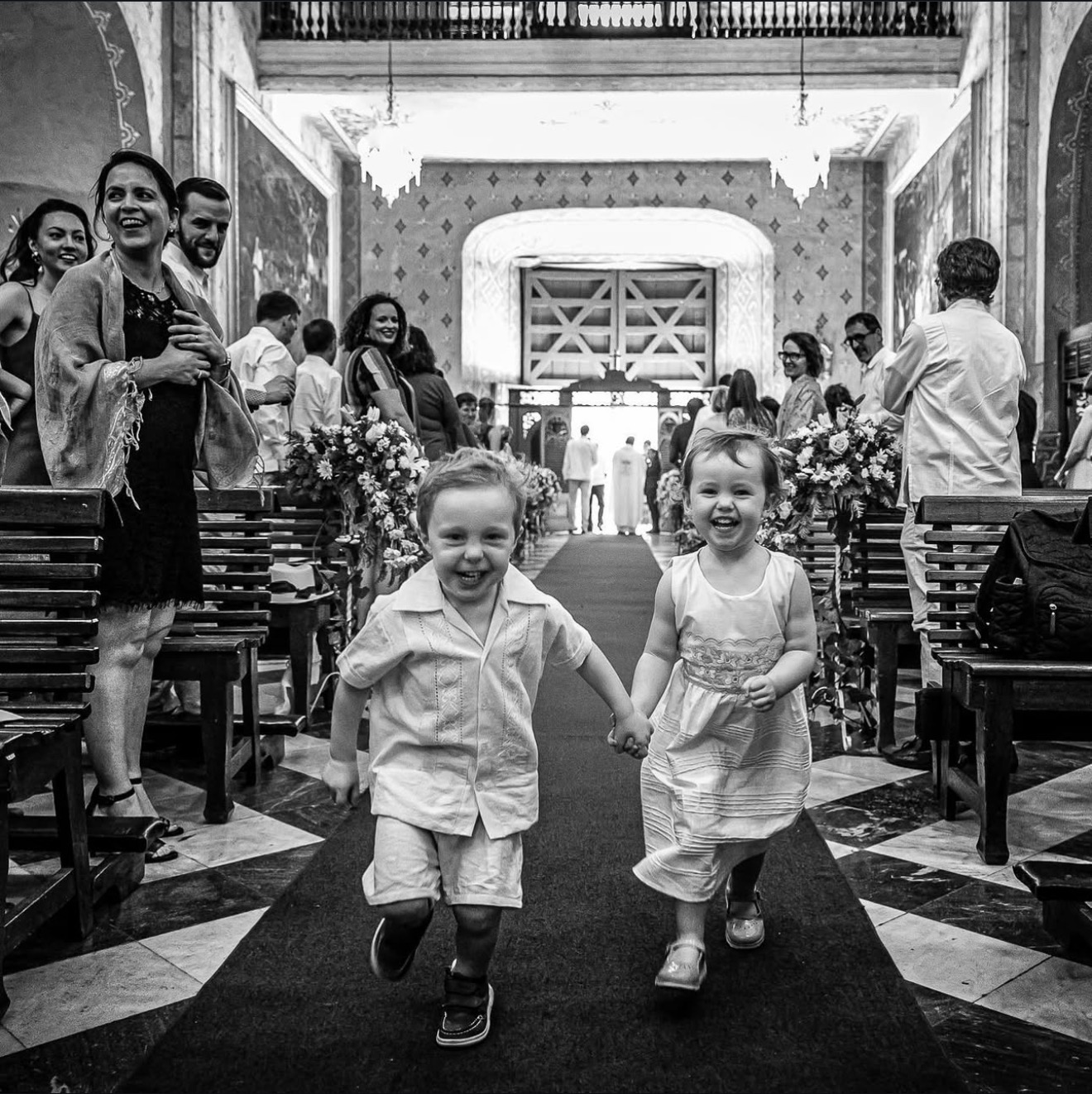 Niños corriendo por el pasillo de la iglesia, fotografía documental de boda